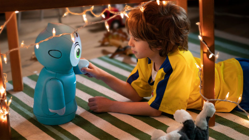 Un bambino interagisce con Moxie